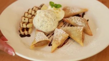 Dondurma ve garnitürlü bir tabak tatlı.