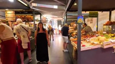 İnsanlar Fransa 'nın Sarlat kentindeki pazar yerlerine göz atıyorlar