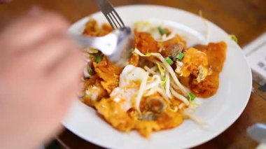 Eller çatal bıçaklı midye krepinin tadını çıkarıyor.