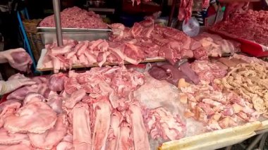 Bir markette sergilenen çeşitli taze etler.