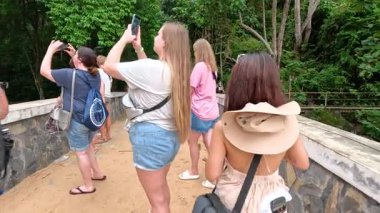 Turistler Yengeç Burcunda Manzaralı Maymun Yolu 'nu keşfediyorlar