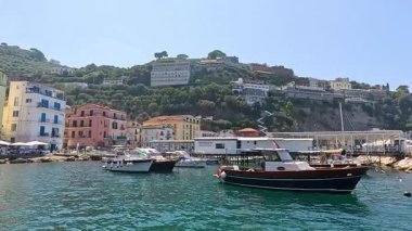 Tekneler Sorrento limanına yanaştı.