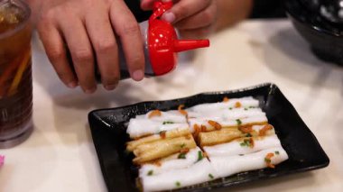 Erişteli pilavın üzerine sos dök.