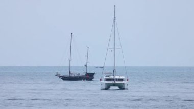 Sakin denizde paralel giden iki yat.