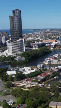 Havadan çekilen görüntülerde Altın Sahil 'in şehir silueti ve açık mavi gökyüzünün altında modern mimari ve yemyeşil sergilenen su yolları görülüyor.