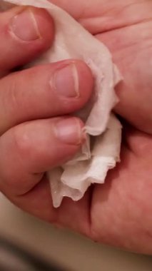 Metal bir nesneyi bezle temizleyen ellerin yakın çekimi. Sıcak ışıklandırma, temizlik sürecine odaklanma