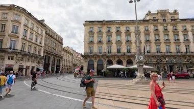 Bordeaux 'daki tramvay raylarının yanında yürüyen insanlar.