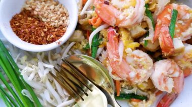 Taze malzemeli renkli Pad Thai yemeği.