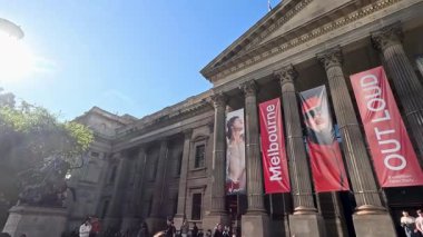 Devlet Kütüphanesi cephesi ve çevre şehir binaları