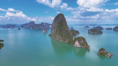 İnsansız hava aracı görüntüleri, Tayland 'ın Phang Nga Körfezi' ndeki çarpıcı kireçtaşı adalarını, berrak gökyüzü ve canlı turkuaz suların altında yakalıyor.