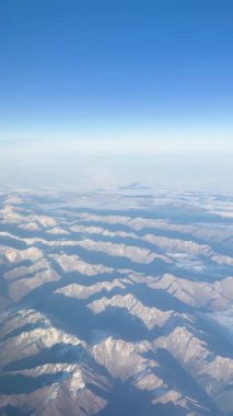 Hava görüntüleri, Yeni Zelanda 'nın kar kaplı dağlarını berrak gökyüzünün altında doğal güzellikleri ve geniş manzaraları yansıtıyor.