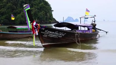 Huzurlu bir Krabi sahiline demirlemiş tekneler