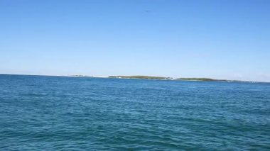 Uzak adaları olan sakin bir okyanus manzarası