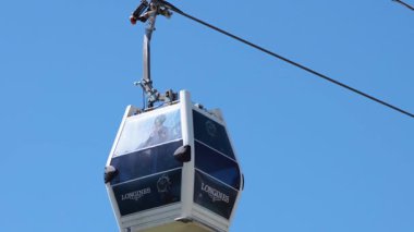 Açık mavi gökyüzünde hareket eden kablo araba