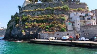 Sorrento kıyısı boyunca bir tekne gezisi.