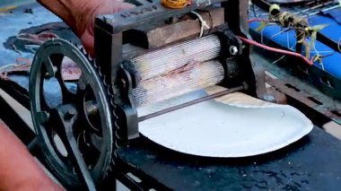 Makine, mürekkep balığını aşçılık hazırlığı için düzleştiriyor