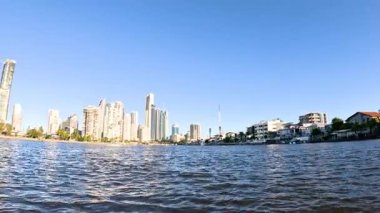 Altın Sahili şehir manzarası sudan görünüyor