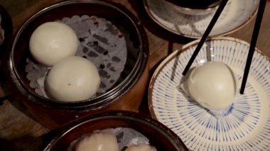 Eller buharda pişmiş ekmeği doldurarak açıyor.