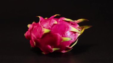 Ejderha meyvesi koyu bir arkaplanda dönüyor