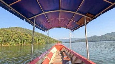 Doğal ortamda sakin bir su yolculuğu.