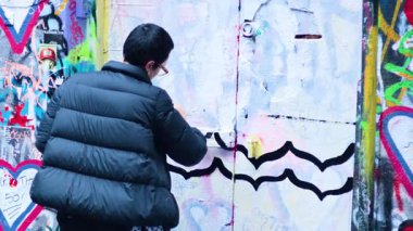 Melbourne sokaklarında grafiti sanatı yaratan sanatçı