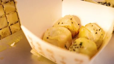 Paketlerde lezzetli kızarmış çörekler.