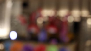 Arkaplan renkleriyle dans eden bulanık figürler