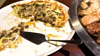 Lezzetli deniz ürünleri ve bir restoranda et yemekleri.