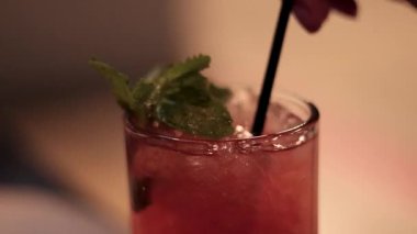 TopGolf sahasında naneli limon kokteyli.