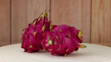 Ejderha meyveleri ahşap bir yüzey üzerinde dönüyor.