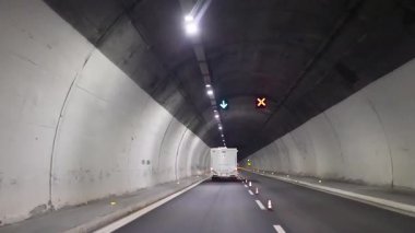 Araç İtalya, Piedmont 'ta bir tünelden geçiyor.