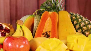 Tahta yüzeyde çeşitli taze meyveler sergilenmektedir.