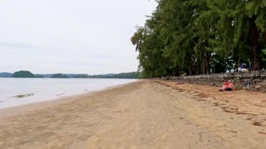Tayland, Krabi 'de yemyeşil verimli kumlu bir sahil.