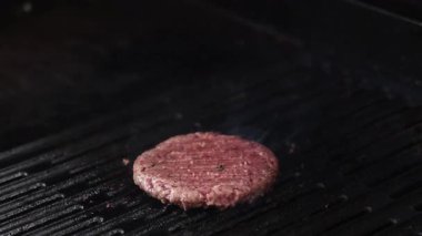 Izgarada pişen hamburgerin hızlandırılmış hali.