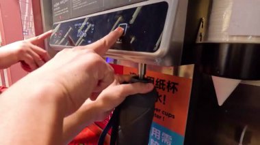 Eller su makinesini çalıştırıyor.