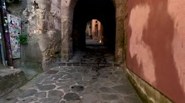 Kasabaya giden kemer yolu taştan.