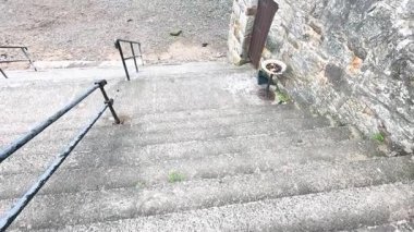 Manzaralı köprü manzarasına çıkan merdiven.