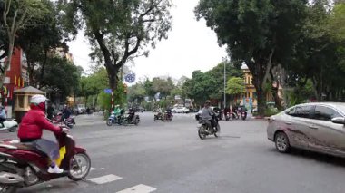 Kalabalık bir şehir kavşağında trafik akıyor..