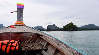 Krabi 'nin sularında manzaralı tekne gezisi.