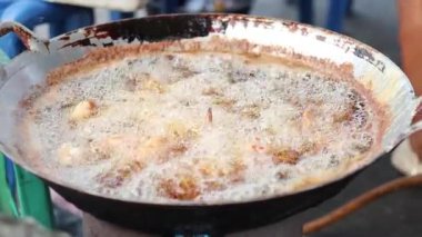 Markette kızgın yağda kızarmış tavuk.