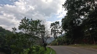 Bereketli dağlık bir arazide seyahat ediyor.