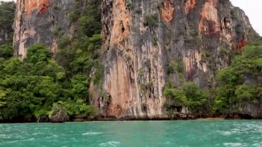 Krabi 'deki yemyeşil kayalıklar ve turkuaz sular