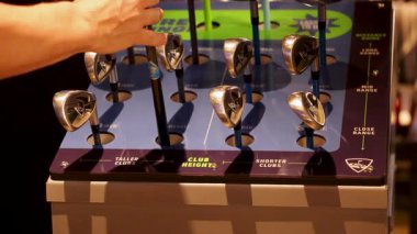 Eller golf sopalarını ekrandan seçiyor.