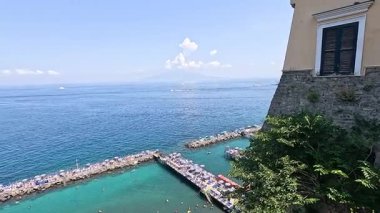 Sorrento 'nun sahil şeridi ve Vezüv Dağı' nın panoramik manzarası