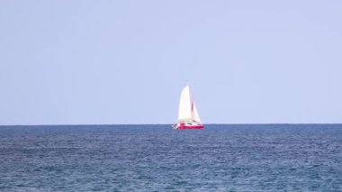 Yat, Phuket yakınlarındaki sakin denizi geçiyor.