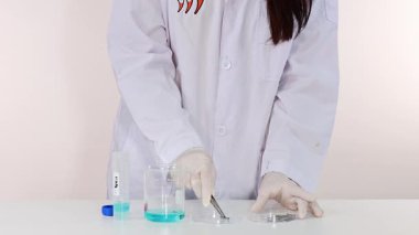 Bakır sülfat ve demir ile kimyasal reaksiyonu gösteriyor.