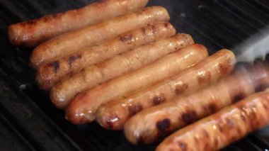 Mangalda ızgara sosis.