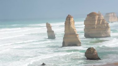 Avustralya Melbourne 'da, yumuşak gün ışığında okyanus dalgalarına karşı 12 havarinin sakin bir görüntüsü.
