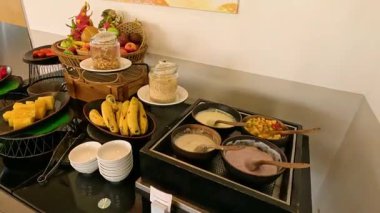 Açık büfe masasında çeşitli meyve ve yemekler..