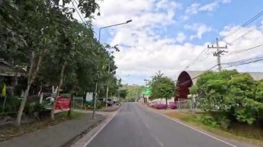 Huzurlu bir caddede bir aracın yolculuğu